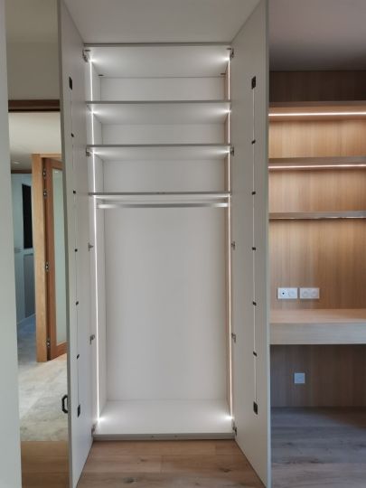 A chaque ouverture, les éclairages LED viennent illuminés ces rangements - Var