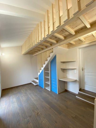 Agencement de la pièce avec la pose du mobilier fabriqué dans notre atelier - Ardèche