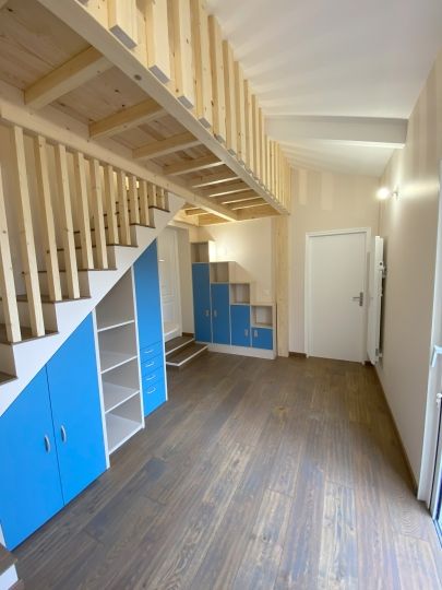 Agencement de la pièce avec la pose du mobilier fabriqué dans notre atelier - Ardèche