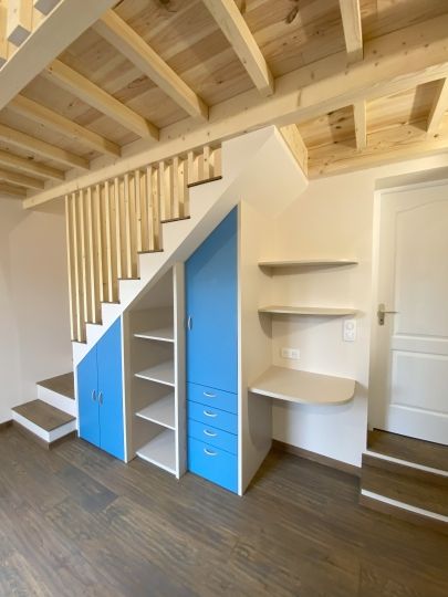 Agencement de la pièce avec la pose du mobilier fabriqué dans notre atelier - Ardèche
