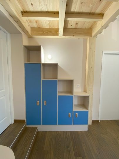 Agencement de la pièce avec la pose du mobilier fabriqué dans notre atelier - Ardèche