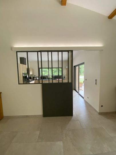 Cache rail peint de la couleur du mur, avec rétro éclairage - Ardèche