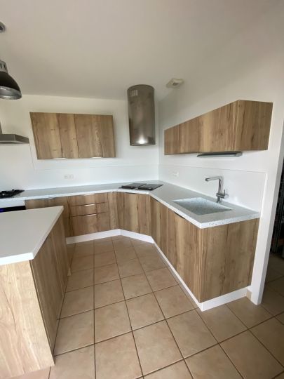 Coloris différents pour les crédences et les plans de travail, mais un assemblage sans joints ! -Ardèche