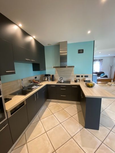 Coup de jeune pour cette cuisine avec une rénovation partielle - Ardèche