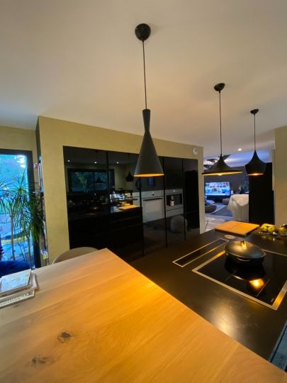 Cuisine avec façades en verre noir brillant - Ardèche