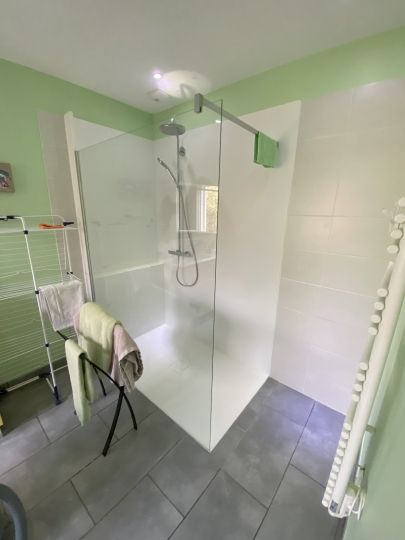 Douche affleurante au carrelage du sol - Ardèche