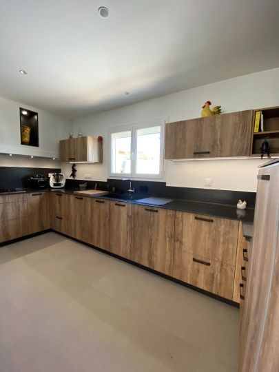 Eclairage LED intégré dans le plancher de tous les meubles hauts - Ardèche