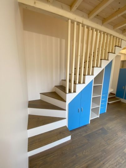 Escalier avec rangement en dessous - Marches en parquet assorti au sol de la pièce - Ardèche