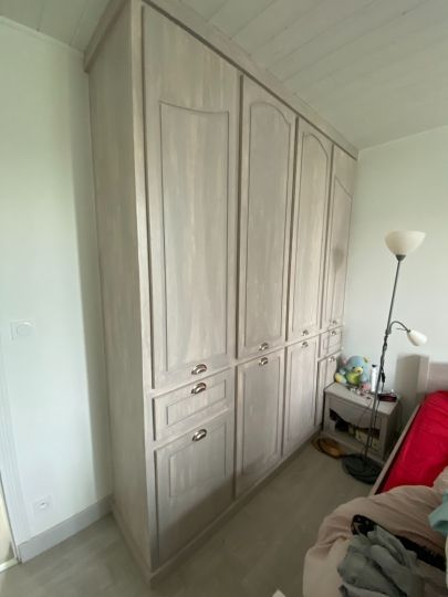 Fabrication d'un agencement de chambre sur mesure assorti au mobilier de la pièce - Ardèche