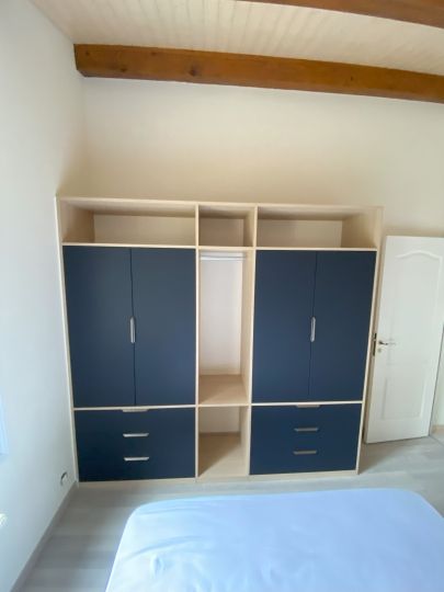Fabrication d'un placard ton bois et bleu indigo - Ardèche