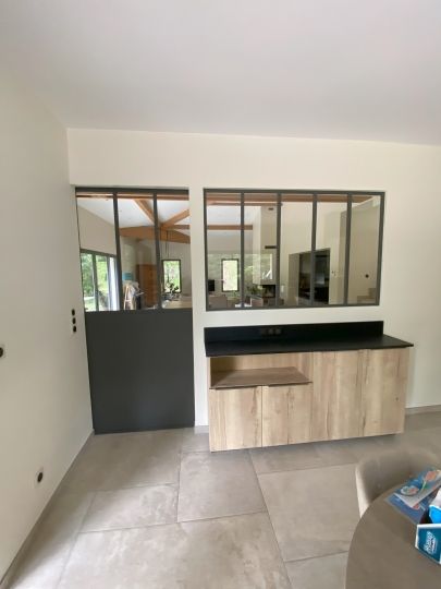 Fabrication d'une verrière fixe et d'une porte coulissante verrière en medium - Ardèche