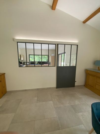 Fabrication d'une verrière fixe et d'une porte coulissante verrière finition laquée - Ardèche