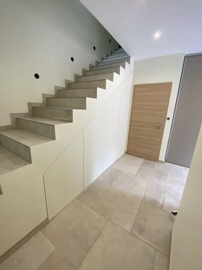 Fabrication de portes sous escalier pour masquer une zone technique - Ardèche
