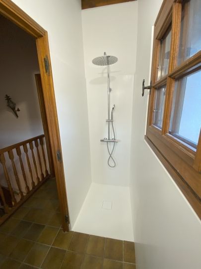 Fabrication sur mesure pour cette douche étroite - Ardèche