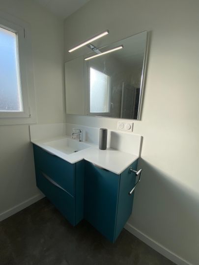 Finition extra mat pour ce mobilier de salle de bains BLEU - Ardèche