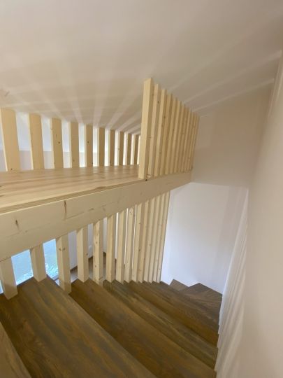 Garde-corps en pin assorti à la mezzanine - Ardèche