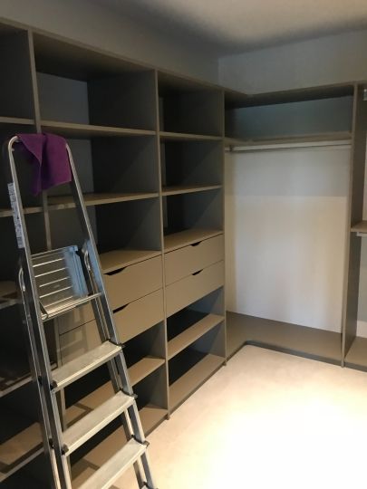 Installation d'un dressing en U avec tiroirs - Ardèche