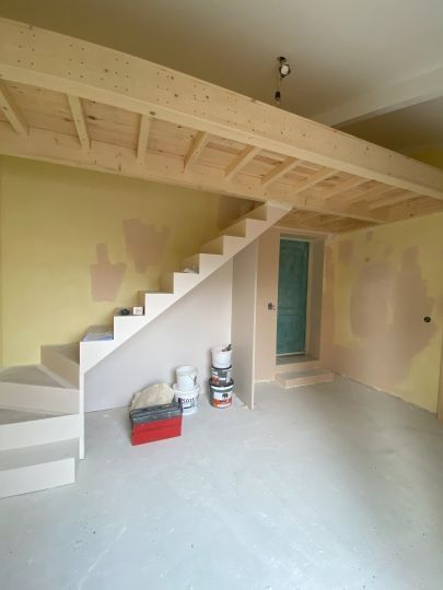 Installation en cours de l'escalier menant à la mezzanine nouvellement créée - Ardèche