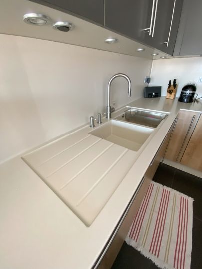 Les cuves et l'égouttoir sont encastrés dans la matière pour une délimitation de cet espace - Lyon