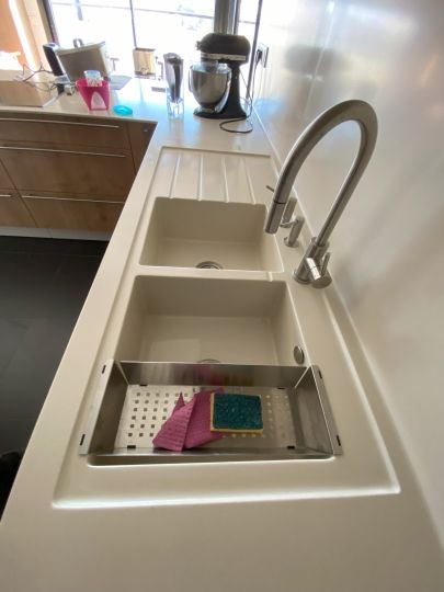 Les cuves et l'égouttoir sont encastrés dans la matière pour une délimitation de cet espace - Lyon