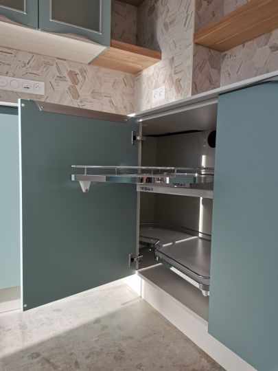 Mécanisme d'angle pour une optimisation parfaite des volumes de cette cuisine - Var