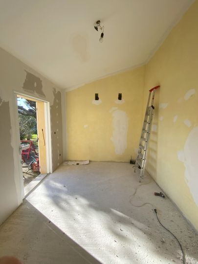 Phase 1 des travaux : Préparation des murs, des sols et électricité - Ardèche