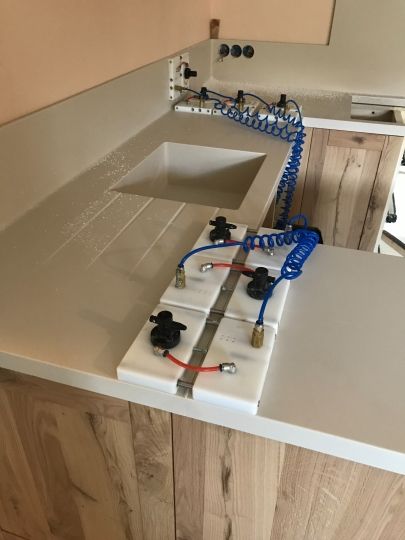 Plans de travail sans joints en cours d'installation - Ardèche
