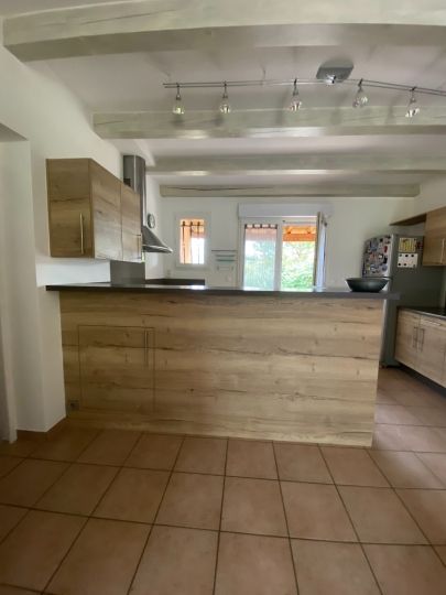 Porte dissimulée dans le panneau du muret - Ardèche