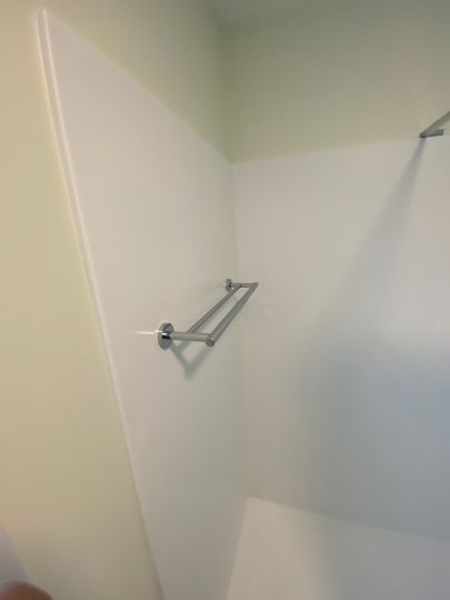 Porte-serviettes double installé en sortie de douche - Ardèche