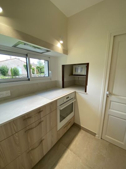 Pose d'un rideau électrique pour la niche micro-ondes - Ardèche