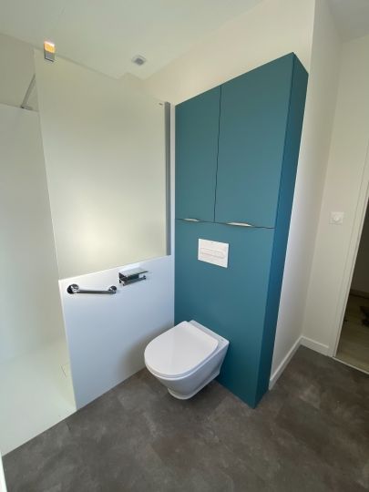 Rangement XXL au dessus du WC suspendu - Ardèche