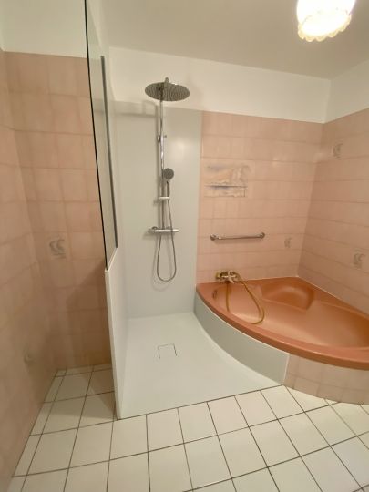 Remplacement d'un bidet par une douche en solid surface, épousant la forme arrondie de la baignoire - Ardèche