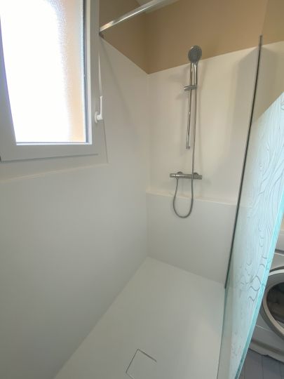Remplacement de la baignoire par une douche avec muret repose produits - Ardèche