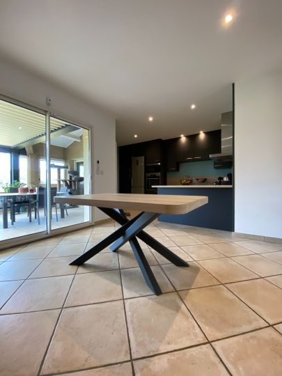 Table assortie à la cuisine - Ardèche