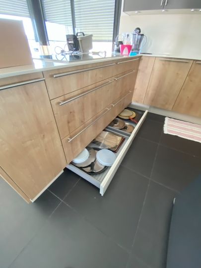 Tiroirs dissimulés dans les plinthes pour un rangement XXL - Lyon