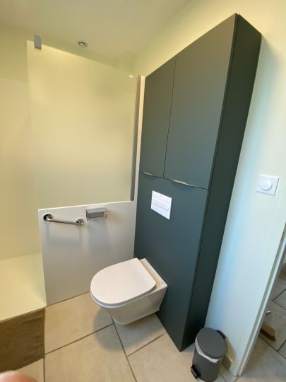 WC suspendu et son rangement - Ardèche