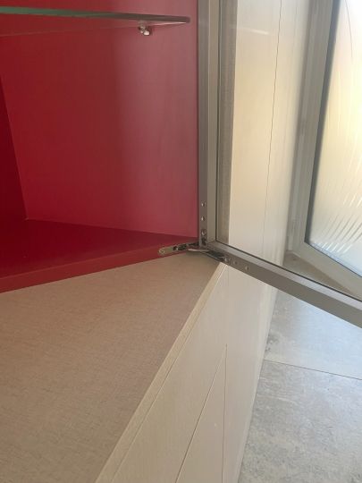 Zoom sur le système de charnières AIR pour cadre aluminium fin - Ardèche